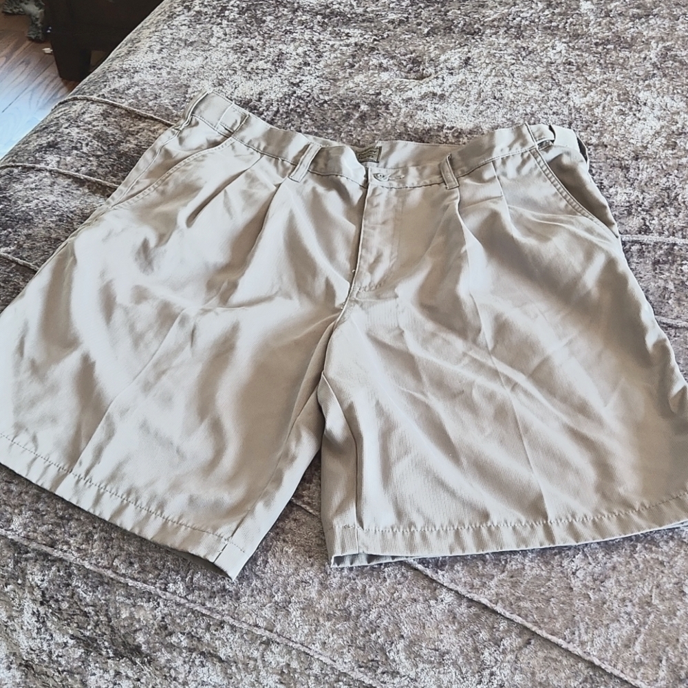 Denver Hayes men's size 36 pleated front golf shorts